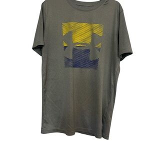 Boy’s Under Armour Sz YXL Shirt Short Sleeve Loose Fit Gray Heatgear Graphic XL